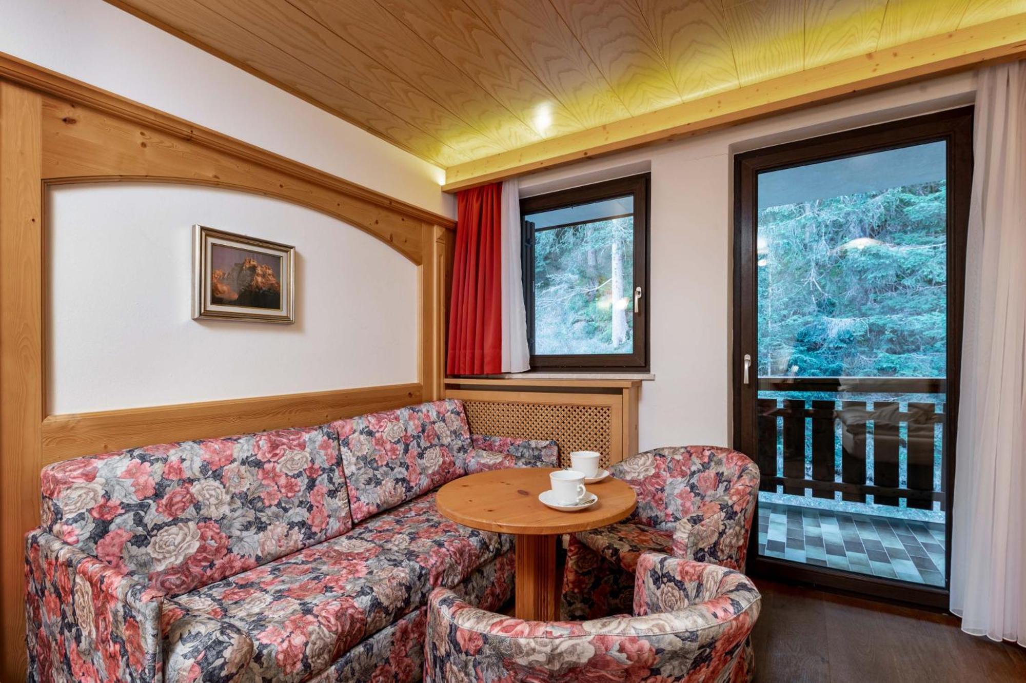 Hotel Terme Antico Bagno Pozza di Fassa Room photo